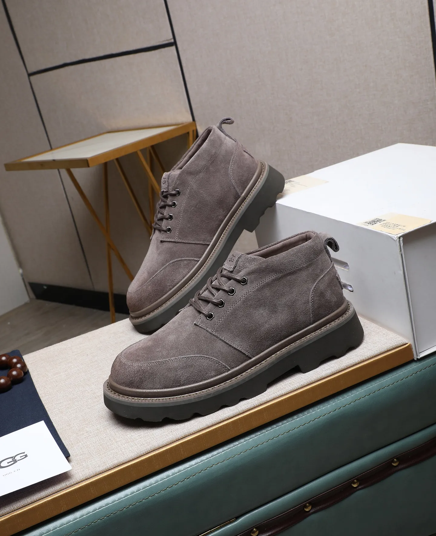 Men's shoes 💰640 (full genuine wool lining, 10% off for fake ones) Please pay attention to the quality of the original item and compare the thickness of the wool 🏮🏮 Popular UGG men's shoes from Australia's warm luxury brand, the official website is synchronized, Beckham men's style..., made of imported first-layer waxed cowhide, waxed toe cap, Australian real wool velvet lining Carefully sewn...Imported rubber Martin boots outsole (comfortable, soft, wear-resistant) The quality is really great...Exquisite workmanship, you won't be able to put it down at first sight, size 39-44 (customized in 45)